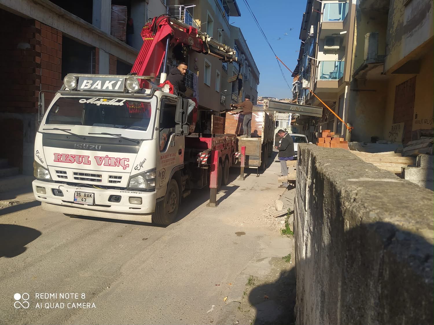 Dar Sokakta Malzeme Taşıma